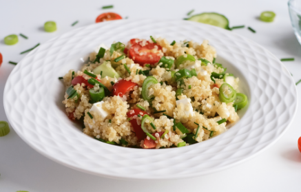Przepis fitness: Sałatka tabbouleh ze świeżymi ziołami i komosą ryżową
