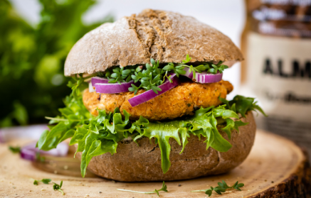 Przepis fitness: Wegański burger z ciecierzycy