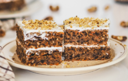 Przepis fitness: Puszyste ciasto marchewkowe z orzechami włoskimi i kremem waniliowym