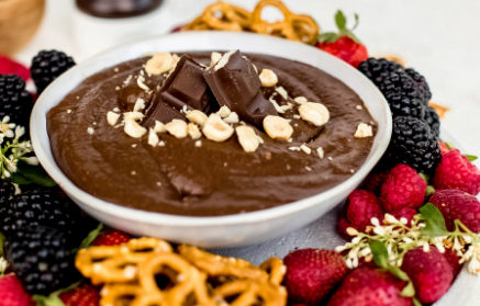 Przepis fitness: Hummus czekoladowy ze świeżymi owocami i słonymi preclami