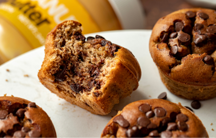 Przepis fitness: Bananowe muffinki z masłem orzechowym i kawałkami czekolady