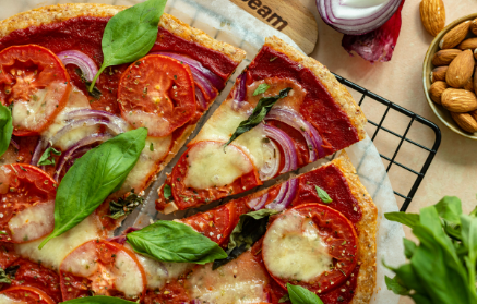 Przepis fitness: Prosta Pizza bez mąki z mozzarellą, migdałami i jogurtem