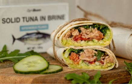 Przepis fitness: Wrap z tuńczykiem, pastą z awokado i warzywami
