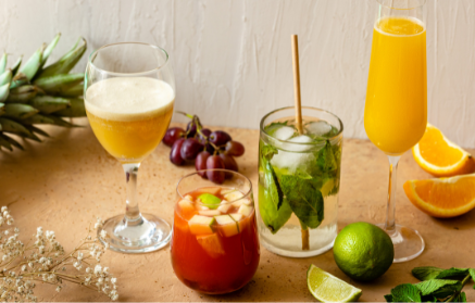 4 przepisy na orzeźwiające drinki bezalkoholowe: Mimoza, Mojito, Piña Colada i Sangria