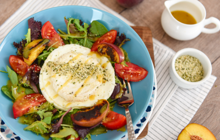 Przepis fitness: Lekka sałatka z omletem z białek jaj i kozim serem
